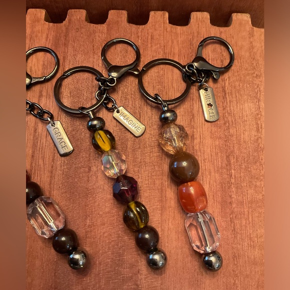 Lot of 5 bead and charms keychains, just finished making them! - Picture 3 of 4